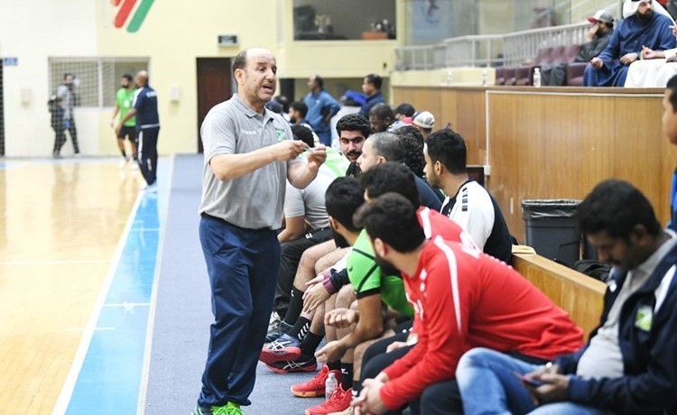 سعيد حجازي يتحدث للاعبين في مباراة سابقة ضد اليرموك