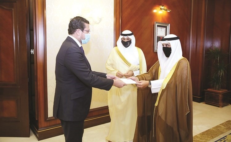 وزير الخارجية الشيخ د.أحمد ناصر المحمد يتسلم نسخة من أوراق اعتماد سفير إسبانيا ميغيل خوسي مورو أغيلا
