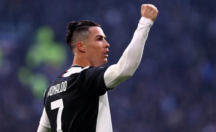 بالفيديو.. رونالدو يستعرض مهاراته في أعماق البحار !
