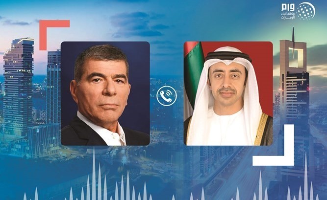 صورة نشرتها وكالة الانباء الاماراتية للشيخ عبدالله بن زايد وزير الخارجية والتعاون الدولي وغابي أشكنازي وزير خارجية إسرائيل