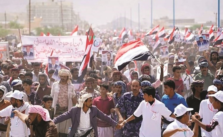 يمنيون يرفعون صور الرئيس عبدربه منصور هادي ولافتات تدعم الشرعية خلال مظاهرات في محافظة شبوة أمس(الجزيرة.نت)