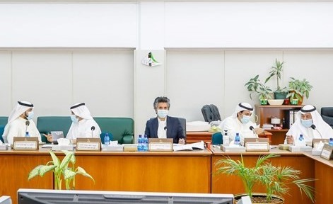 خلف دميثير وناصر الدوسري وصفاء الهاشم وماجد المطيري ود.محمد الحويلة أثناء الاجتماع