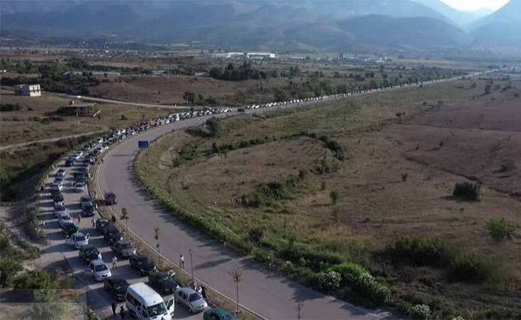 بالفيديو.. تصوير جوي يظهر طابور السيارات بطول عشرين كيلومترا عند الحدود اليونانية بسبب كورونا