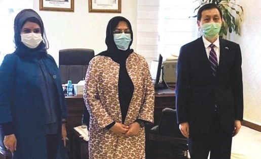 د.بثينة المضف ود.رحاب الوطيان مع السفير الصيني لدى الكويت لي مينغ قانغ