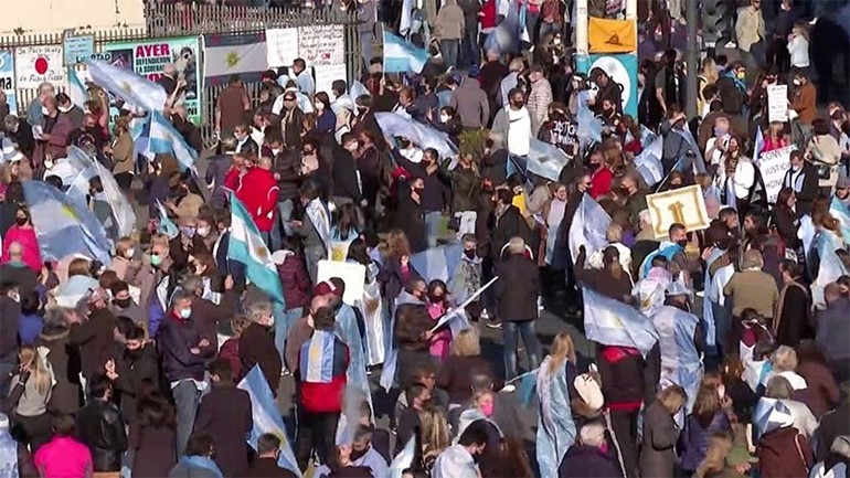 بالفيديو.. آلاف الأرجنتينيين يتظاهرون ضد إجراءات الحجر