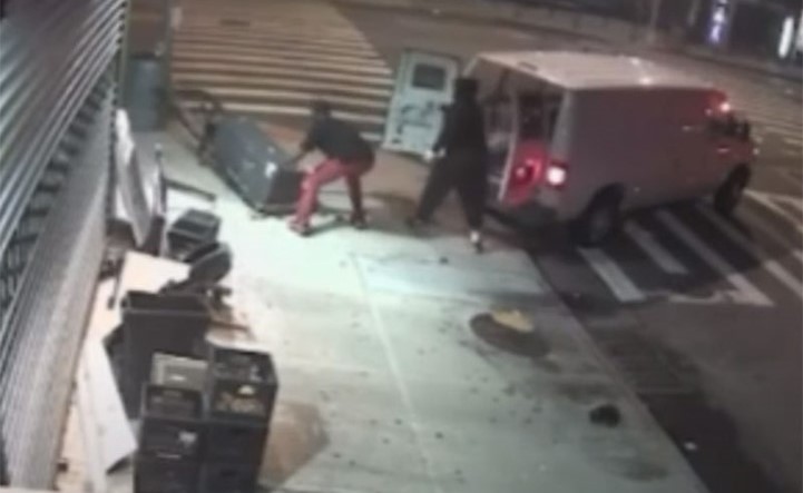 بالفيديو.. سرقة صراف آلي في نيويورك بدقيقتين باستخدام شاحنة