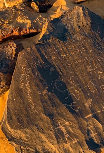 شاهد.. النقوش الثمودية والنصوص المسمارية بتيماء تكشف وصول حضارة بابل للمنطقة
