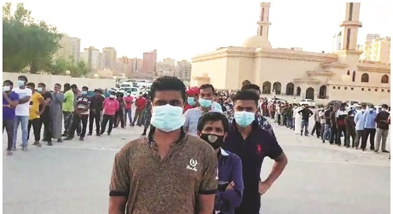 مئات المستفيدين من المواد الغذائية