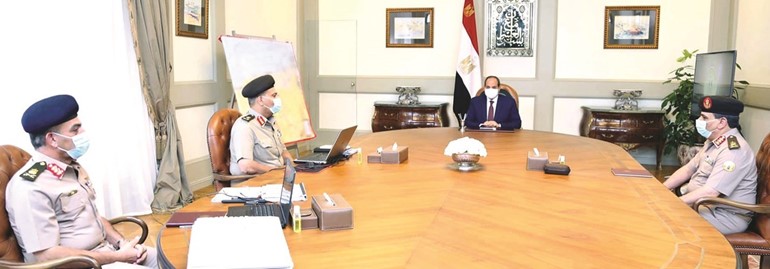 جانب من اجتماع الرئيس عبدالفتاح السيسي مع قائد الجيش الثاني الميداني ورئيس الهيئة الهندسية للقوات المسلحة ورئيس هيئة الشؤون المالية للقوات المسلحة