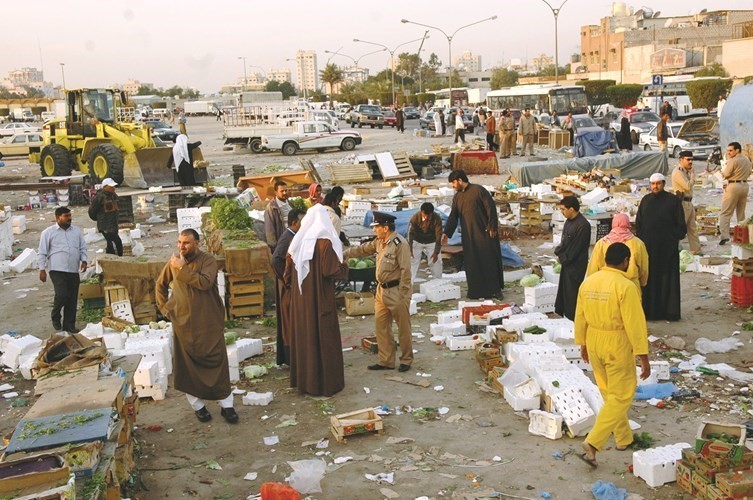 جانب من حملة تفتيشية سابقة على الأسواق المخالفة في منطقة الجليب