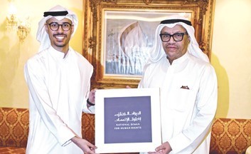 السفير جاسم المباركي يتسلم الشعار من عبدالعزيز العريفان