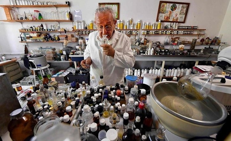 بالفيديو.. فقط في فرنسا ..عطور برائحة القمر
