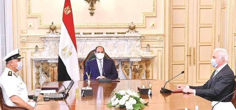 جانب من اجتماع الرئيس عبد الفتاح السيسي مع قائد القوات البحرية الفريق أحمد خالد وبيتر لورسن مالك شركة لورسن الألمانية