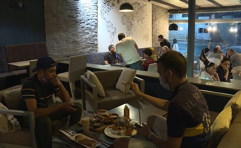 بالفيديو.. الزبائن يعودون إلى مطاعم الجزائر الراقية بعد خمسة أشهر من الإغلاق