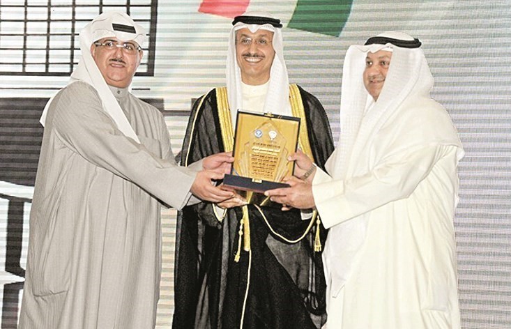 تكريم العواش من الشيخ فهد المبارك وطارق المزرم خلال حفل تكريم الفائزين بجوائز مهرجان الاذاعة و التلفزيون في تونس