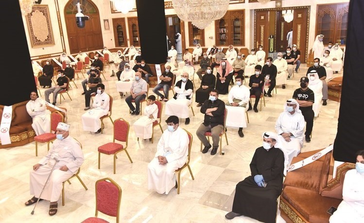 الالتزام بارتداء الكمامات والتباعد بين المعزين