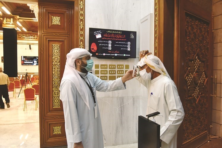 قياس درجات حرارة المعزين قبل الدخول