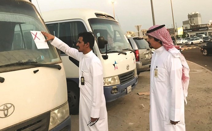 وضع ملصقات على سيارات مهملة