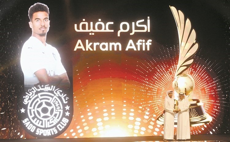 لقطة من تتويج أكرم عفيف بجائزة افضل لاعب بالعام الماضي