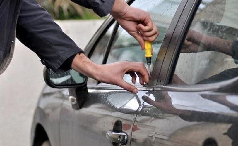 لص يسرق سيارة امرأة ويترك دليل إدانته على باب منزلها
