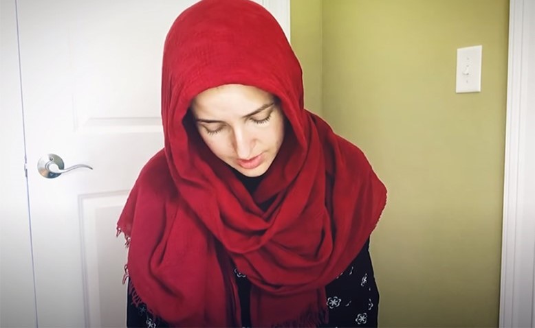 فيديو لمغنية أميركية ترتل القرآن بطريقة تحاكي صوت المنشاوي.. لا تتكلم العربية وتدربت 22 ساعة