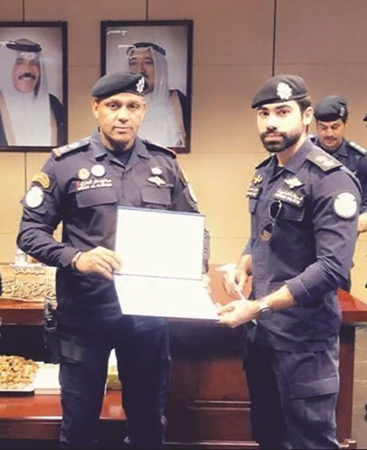اللواء صالح مطر مكرما الملازم أول احمد العلي