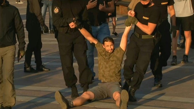 بالفيديو.. توقيف مزيد من المعارضين غداة تظاهرة حاشدة في بيلاروس