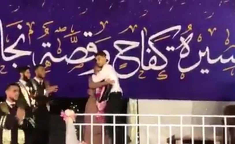 بالفيديو.. طالب يخلع زي التخرج بعد منع والدته من صعود المنصة : "أمي أكبر من كل الجامعة"
