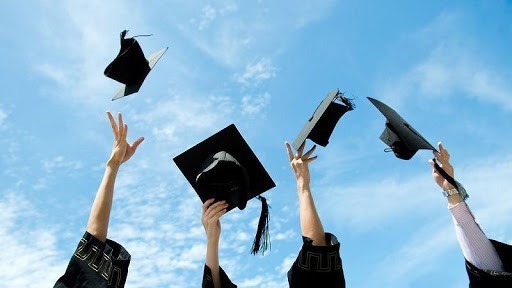 بالفيديو.. طالب يخلع زي التخرج بعد منع والدته من صعود المنصة : "أمي أكبر من كل الجامعة"
