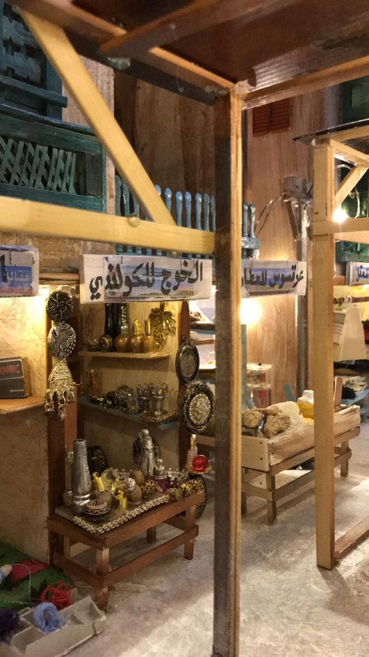 بالصور،،حرفية تحول منزلها لمجسمات تحاكي أسواق مكة القديمة