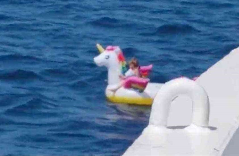 بالفيديو.. إنقاذ طفلة باليونان بعد ضياعها وسط أمواج البحر في قارب مطاطي