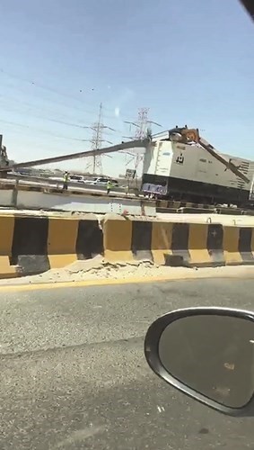 التلفيات لحقت بالجسر والحادث تسبب في عرقلة حركة السير