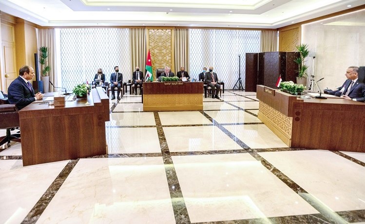 العاهل الأردني الملك عبدالله الثاني والرئيس المصري عبد الفتاح السيسي ورئيس الوزراء العراقي مصطفى الكاظمي خلال القمة الثلاثية في عمان (بترا)