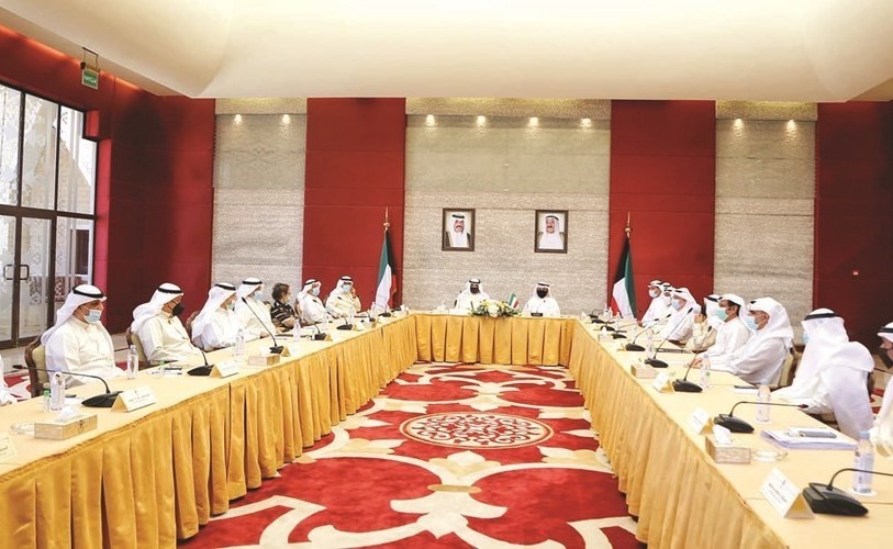 الشيخ د.أحمد ناصر المحمد خلال اللقاء مع مساعدي وزير الخارجية