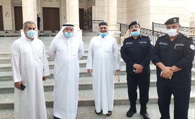اللواء محمود بوشهري والعميد خالد الكندري خلال الجولة