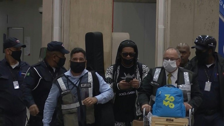بالفيديو.. رونالدينيو يصل إلى البرازيل بعد خمسة أشهر من اعتقاله في الباراغواي