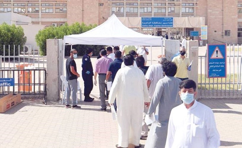 صورة أرشيفية لمراجعين بصدد تجديد دفاتر المركبة