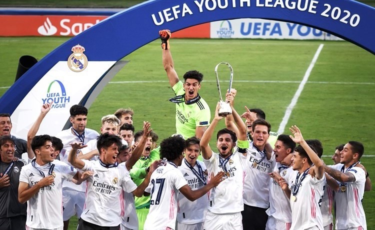 شباب «الريال» يتوجون بـ «الأبطال»