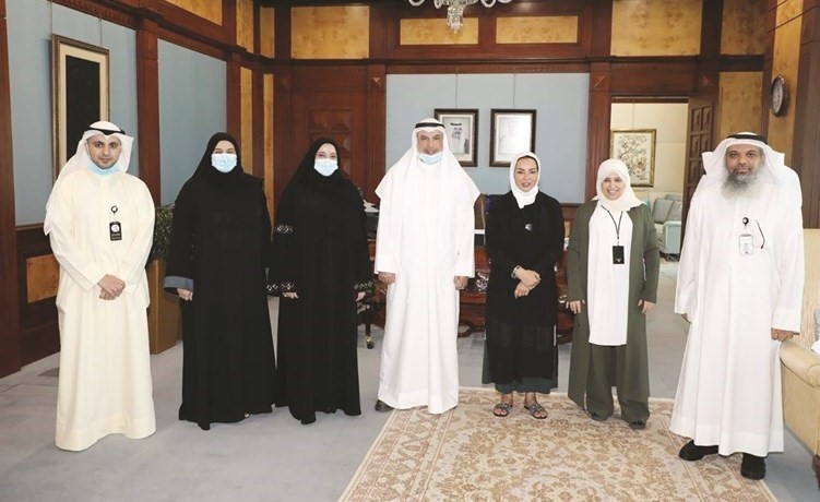 فيصل الشايع متوسطا أعضاء الفريق