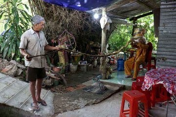 بالفيديو.. لم يغسل شعره أو يصففه أو يقصه منذ 80 عاما