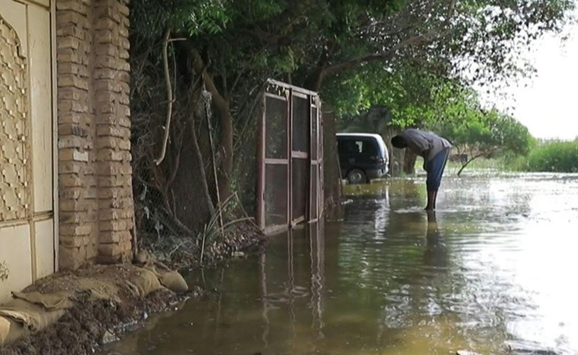 بالفيديو.. 86 قتيلا وتدمير أكثر من 32 ألف منزل في فيضانات في السودان