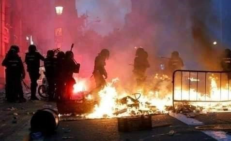 حقيقة صورة أعمال الشغب في برشلونة بعد أن قرر ميسي الرحيل
