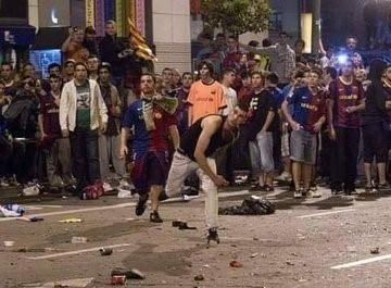 حقيقة صورة أعمال الشغب في برشلونة بعد أن قرر ميسي الرحيل