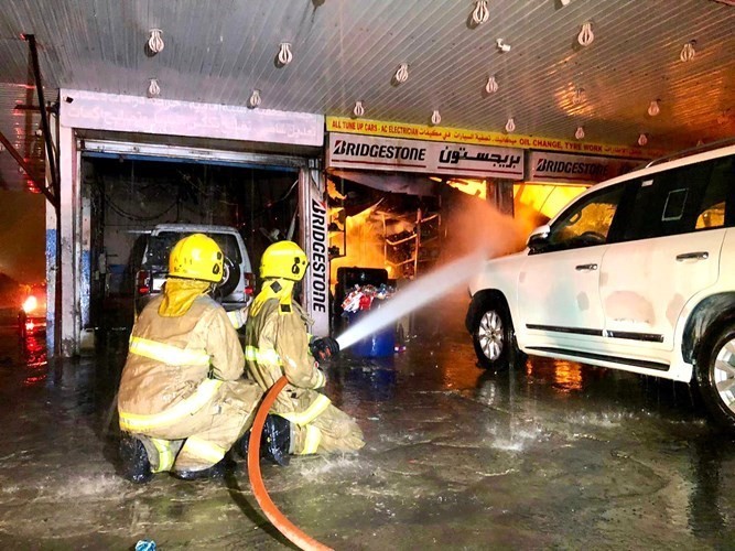 إحدى المركبات الفارهة تتم حمايتها من النيران