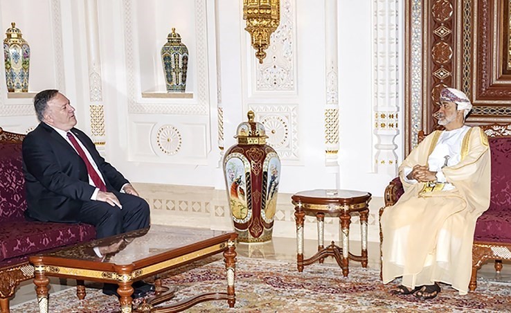 السلطان هيثم بن طارق مستقبلا وزير الخارجية الاميركي مايك بومبيو امس	 (ا.ف.پ)