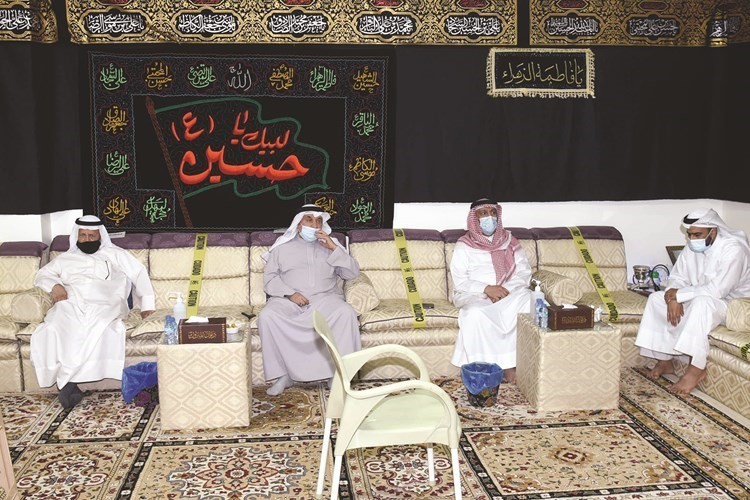 د.بدري الخضري وعدد من الحضور في حسينية الإمام موسى الكاظم