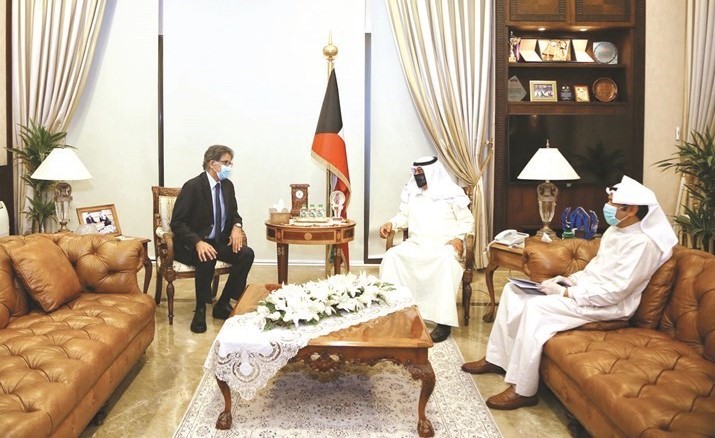 خالد الجارالله خلال اجتماعه مع السفير الليبي سليمان الساحلي