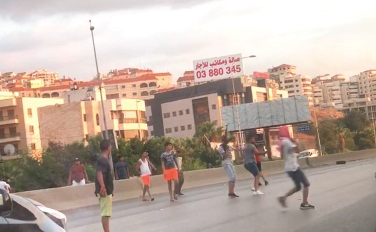 شباب مسلحون في منطقة خلدة خلال الإشكال الامني 		(محمود الطويل)