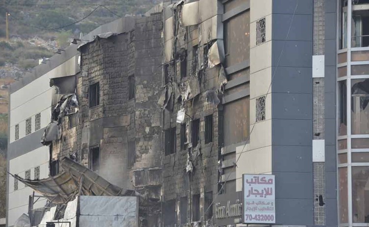  آثار الأضرار في المباني جراء الاشتباكات التي حصلت ليل أمس في خلدة     (محمود الطويل)