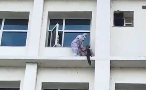 بالفيديو.. طبيب ينقذ مريضا بكورونا حاول الانتحار